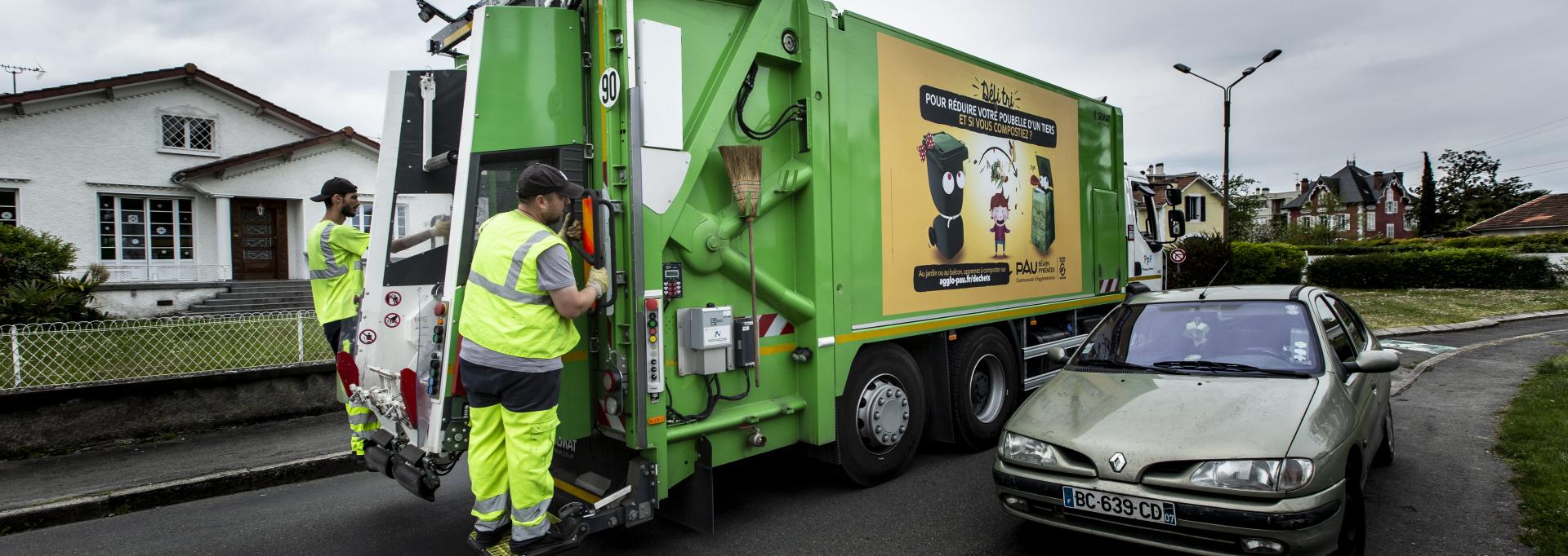 Une collecte des déchets dans les rues de Pau