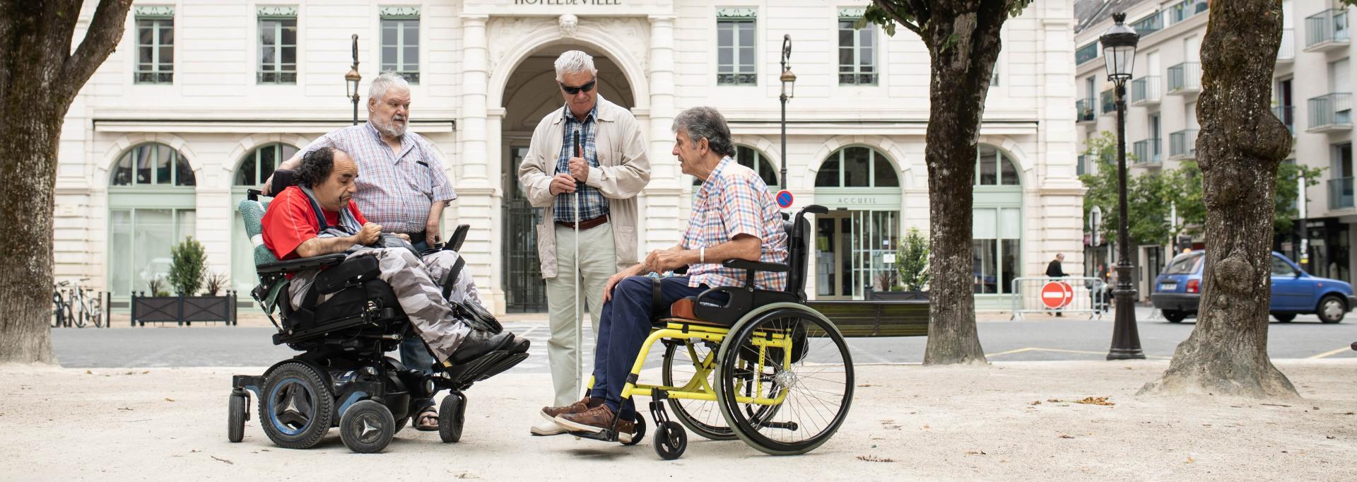 Un groupe d'handicapés devant l'hôtel de ville