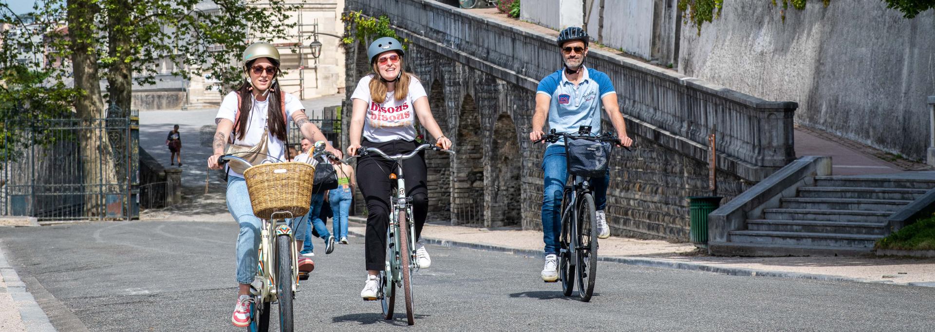 Trois personnes à vélo en ville 