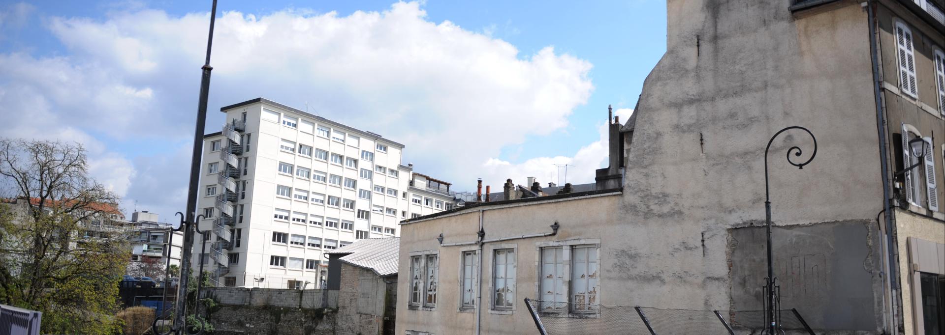 Un immeuble dans les rues de Pau