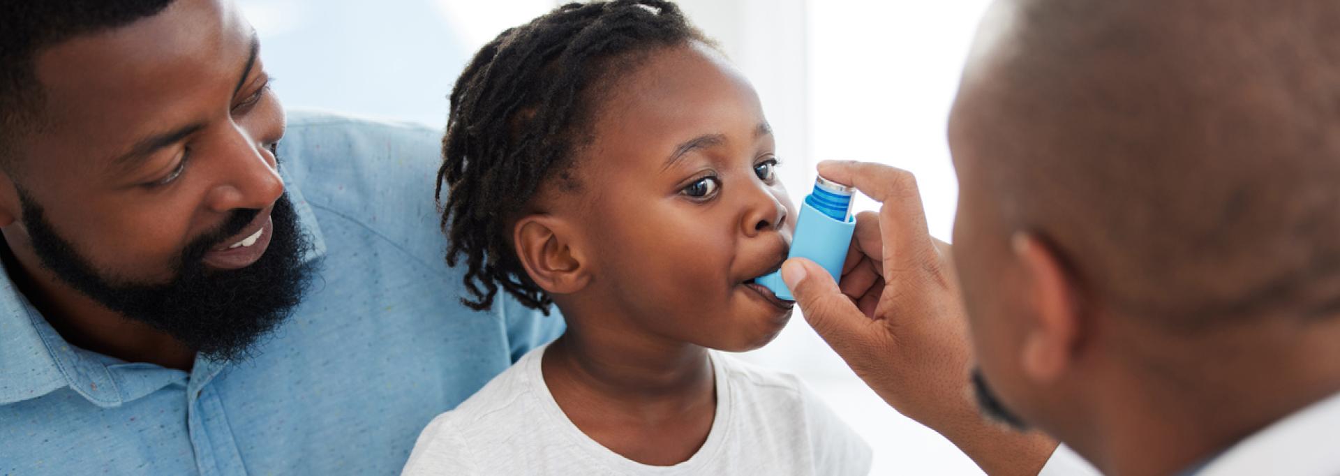 Médecin aidant un enfant patient avec un inhalateur d’asthme