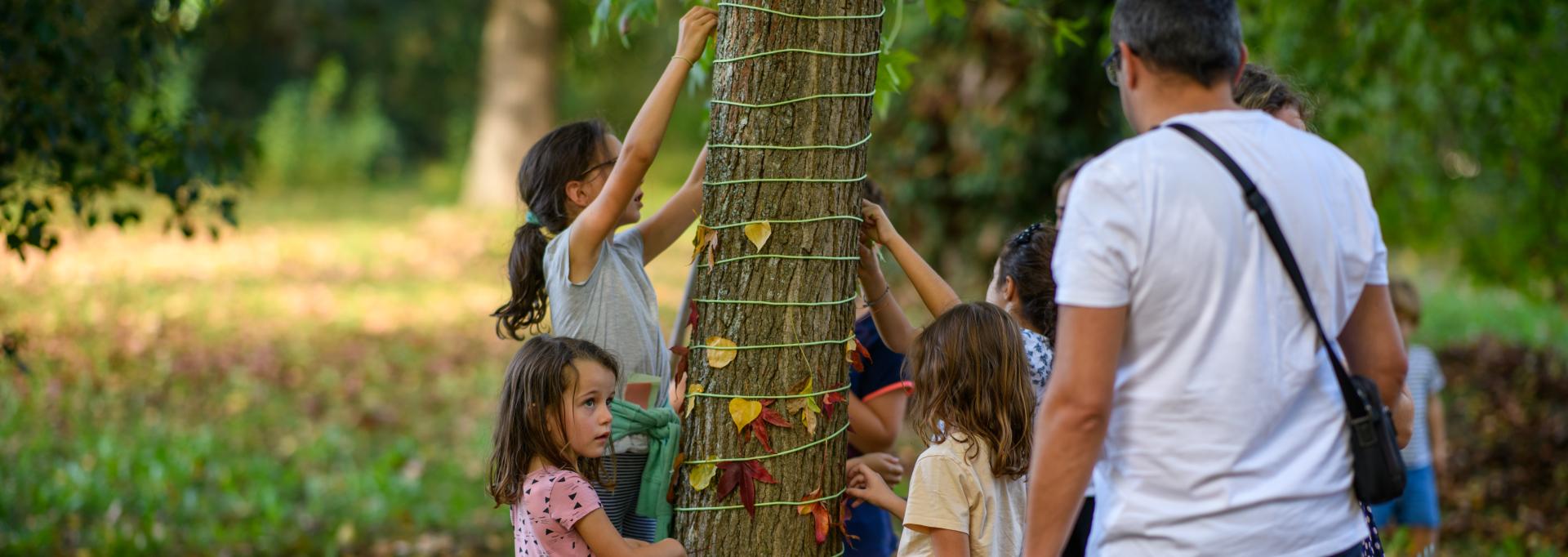 groupe d'enfants autour d'un arbre 