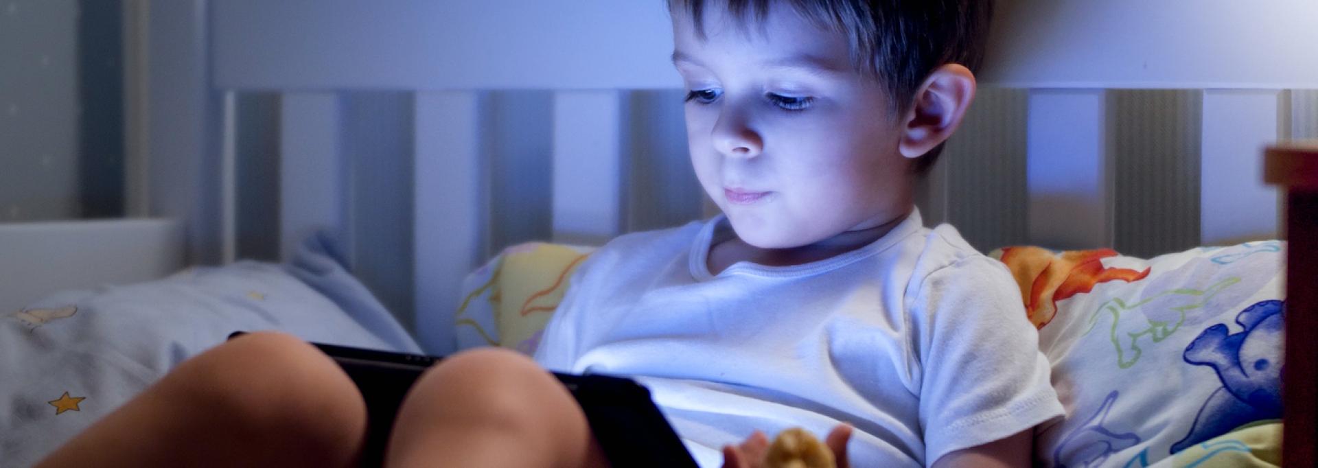 Un enfant devant un écran