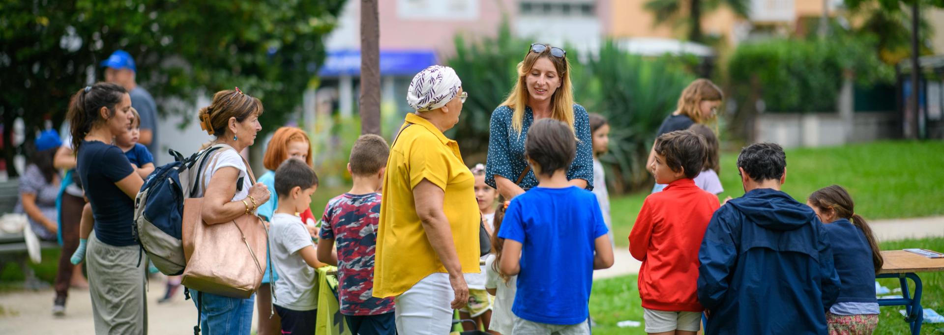 Echanges entre habitants au Parc Lawrance 