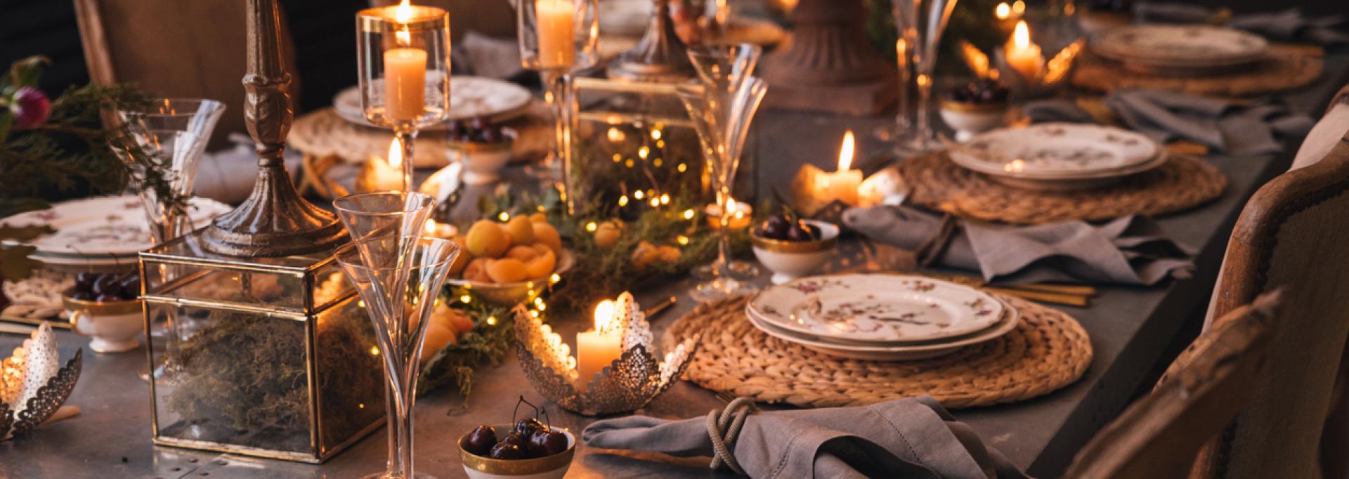 Lumières de Noël scintillantes en arrière-plan derrière une table à manger pour un dîner de Noël