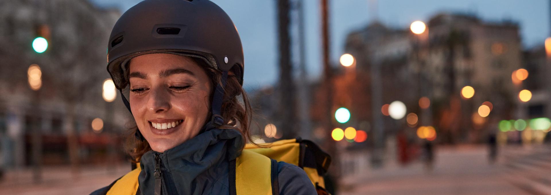 Un cycliste à vélo de nuit