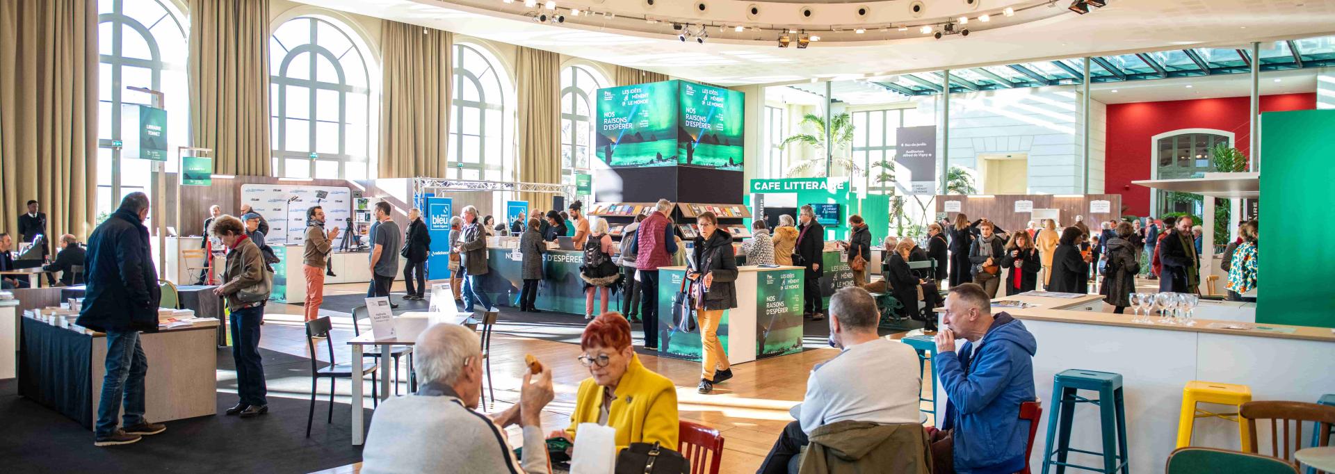 Les exposants pendant Les Idées mènent le Monde