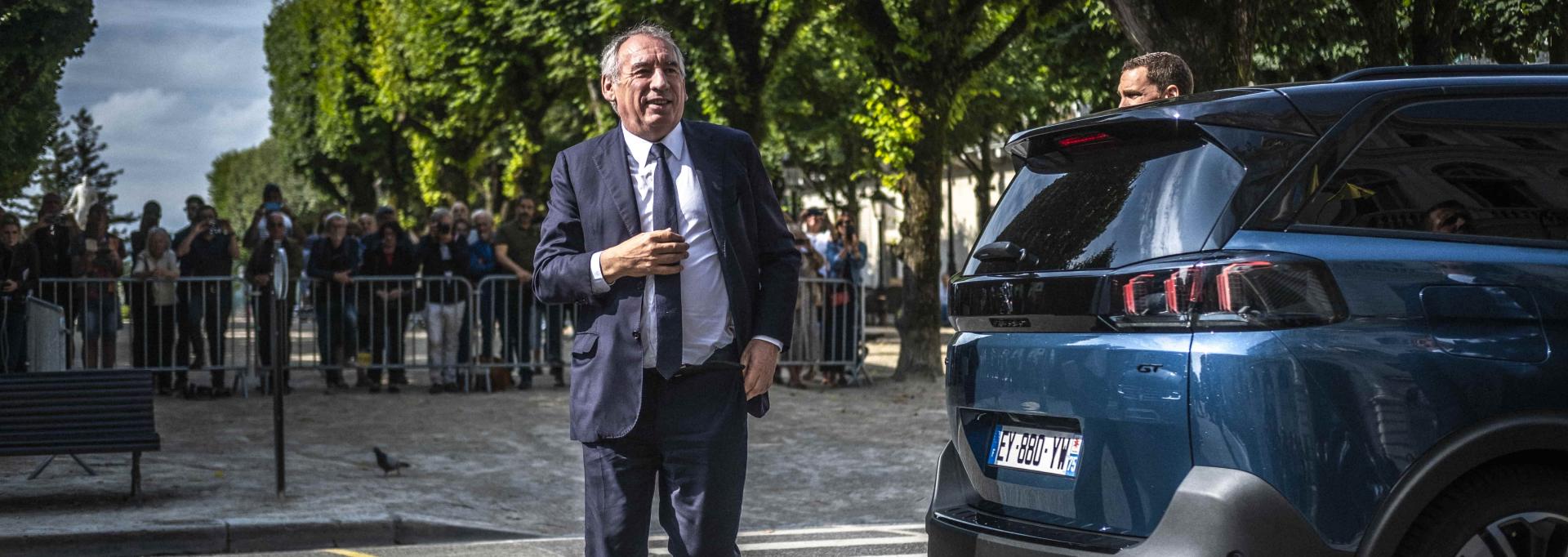 François Bayrou devant l'hôtel de ville 