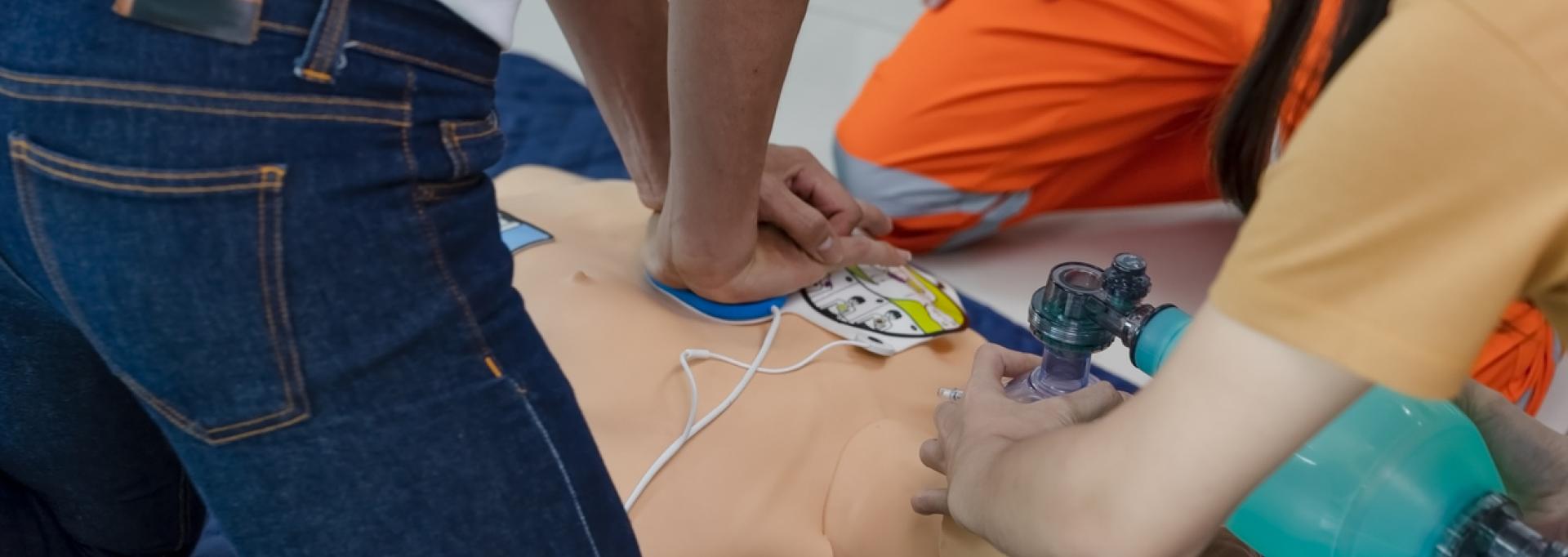 Formation aux premiers soins, Pompe cardiaque et utilisation d’un ventilateur.