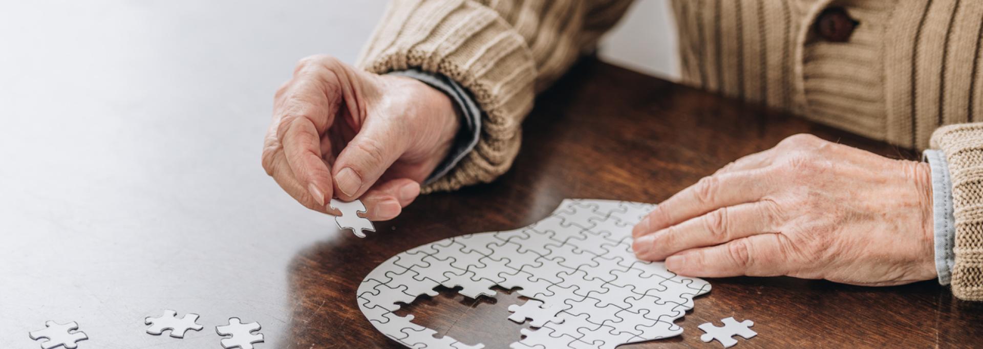 senior homme jouer avec des puzzles