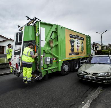 Une collecte des déchets dans les rues de Pau