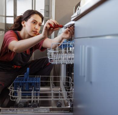 Une réparatrice installant le lave-vaisselle