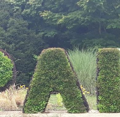 Le rond-point François Mitterrand arbore depuis quelques semaines les lettres PAU