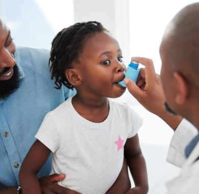 Médecin aidant un enfant patient avec un inhalateur d’asthme