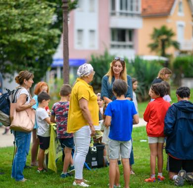 Echanges entre habitants au Parc Lawrance 