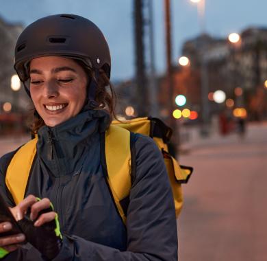 Un cycliste à vélo de nuit