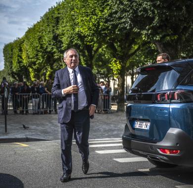 François Bayrou devant l'hôtel de ville 