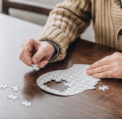 senior homme jouer avec des puzzles