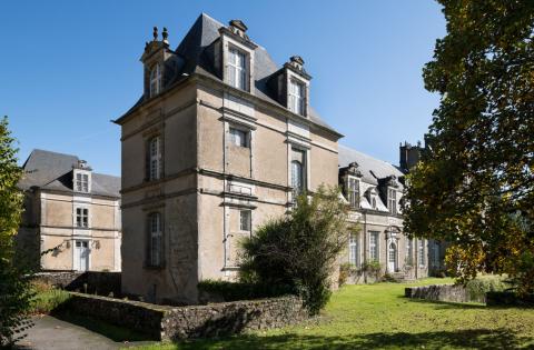 Maison des villes, maison des champs. Voyages entre demeures et châteaux des Gassion en Béarn aux 17e et 18e siècles.