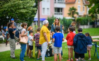 Echanges entre habitants au Parc Lawrance 