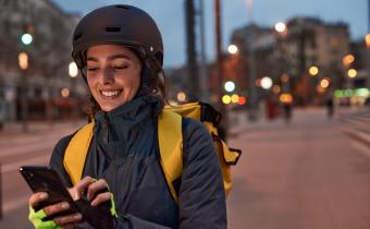 Un cycliste à vélo de nuit