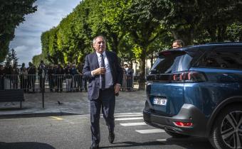 François Bayrou devant l'hôtel de ville 