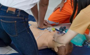 Formation aux premiers soins, Pompe cardiaque et utilisation d’un ventilateur.