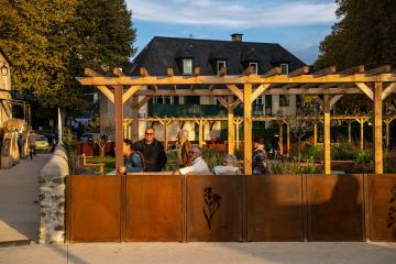 Une place conviviale, verte et apaisée