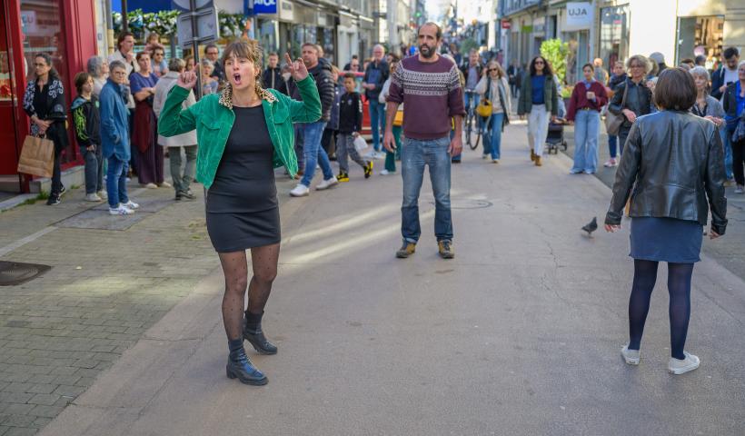 Théâtre de rue dans le cadre des violences faites aux femmes